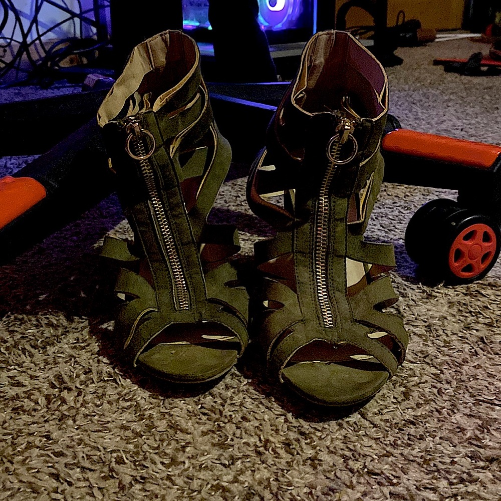 Size 7 Charlotte Russe navy green high heel shoes